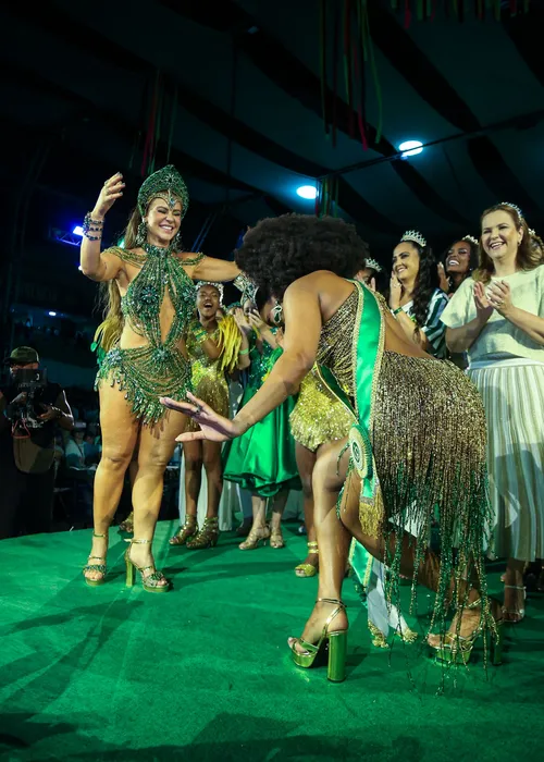 
					IZA entrega o que disse a Paolla Oliveira antes da coroação na Imperatriz e manda recado
				
				