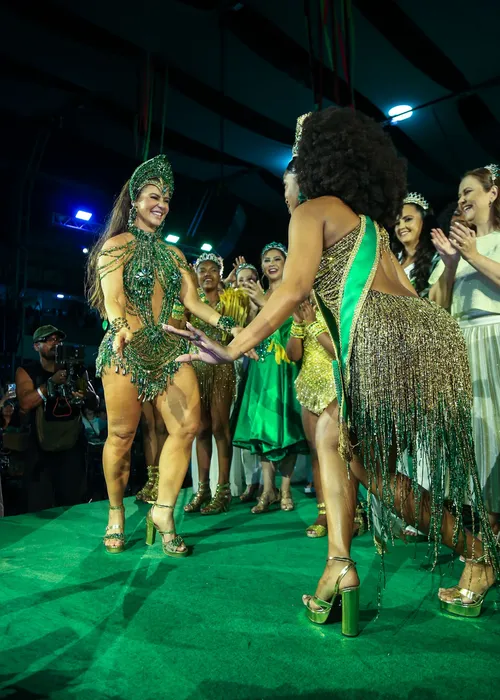 
					IZA entrega o que disse a Paolla Oliveira antes da coroação na Imperatriz e manda recado
				
				