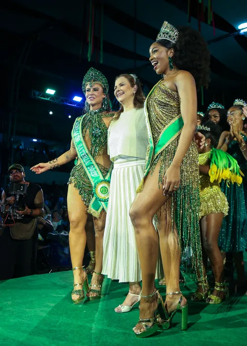 
					IZA entrega o que disse a Paolla Oliveira antes da coroação na Imperatriz e manda recado
				
				