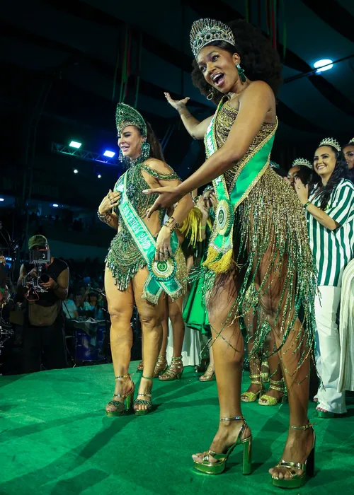
					IZA entrega o que disse a Paolla Oliveira antes da coroação na Imperatriz e manda recado
				
				