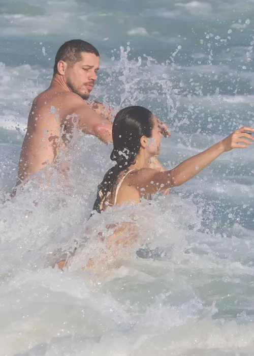 
					José Loreto e Fernanda Marques sobem a temperatura e curtem praia aos beijos
				
				