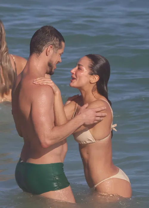 
					José Loreto e Fernanda Marques sobem a temperatura e curtem praia aos beijos
				
				