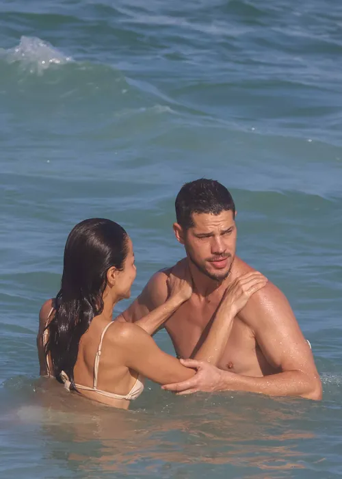 
					José Loreto e Fernanda Marques sobem a temperatura e curtem praia aos beijos
				
				