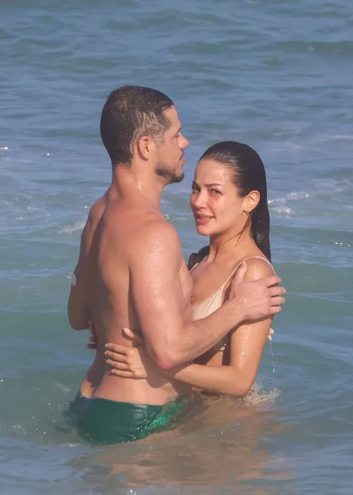 
					José Loreto e Fernanda Marques sobem a temperatura e curtem praia aos beijos
				
				