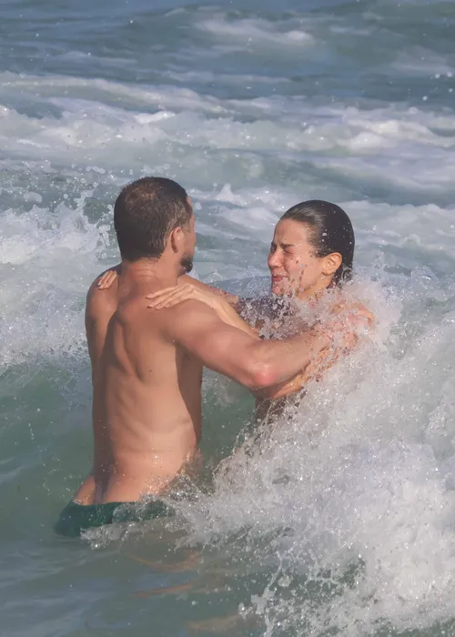 
					José Loreto e Fernanda Marques sobem a temperatura e curtem praia aos beijos
				
				