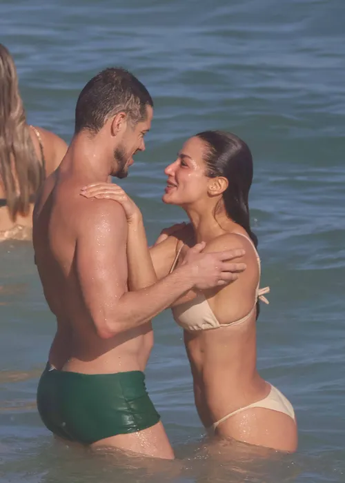 
					José Loreto e Fernanda Marques sobem a temperatura e curtem praia aos beijos
				
				