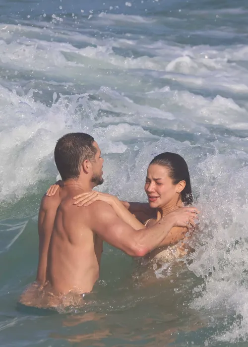 
					José Loreto e Fernanda Marques sobem a temperatura e curtem praia aos beijos
				
				