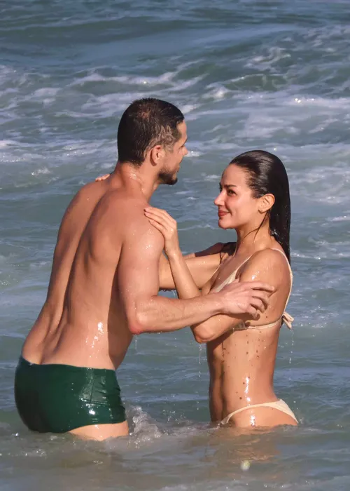 
					José Loreto e Fernanda Marques sobem a temperatura e curtem praia aos beijos
				
				