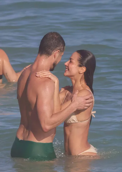 
					José Loreto e Fernanda Marques sobem a temperatura e curtem praia aos beijos
				
				
