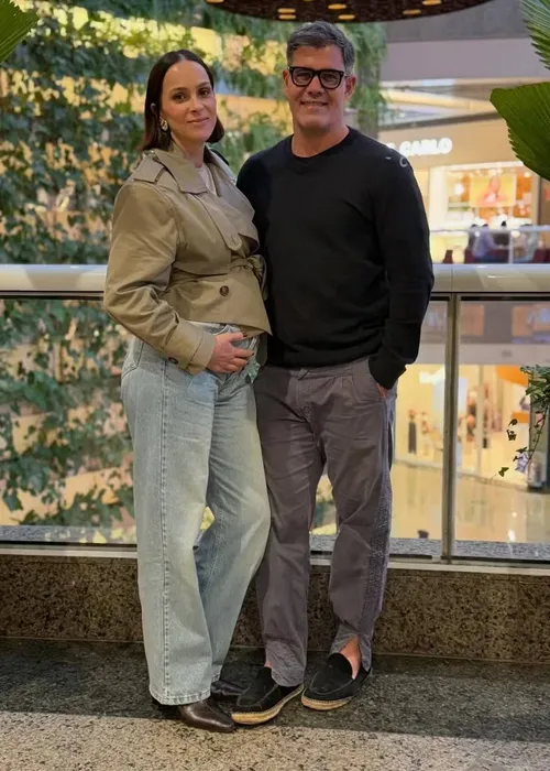 
					Juliano Cazarré e a esposa anunciam que esperam pelo sétimo filho
				
				