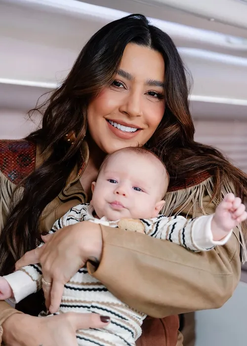 
					Lauana Prado faz declaração emocionante para Tati Dias e encanta web ao mostrar rosto do filho pela 1ª vez: 'Nossa família'
				
				