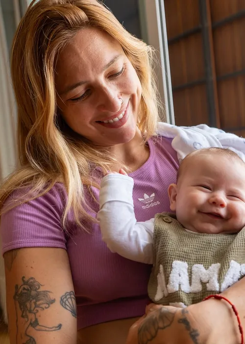 
					Lauana Prado faz declaração emocionante para Tati Dias e encanta web ao mostrar rosto do filho pela 1ª vez: 'Nossa família'
				
				