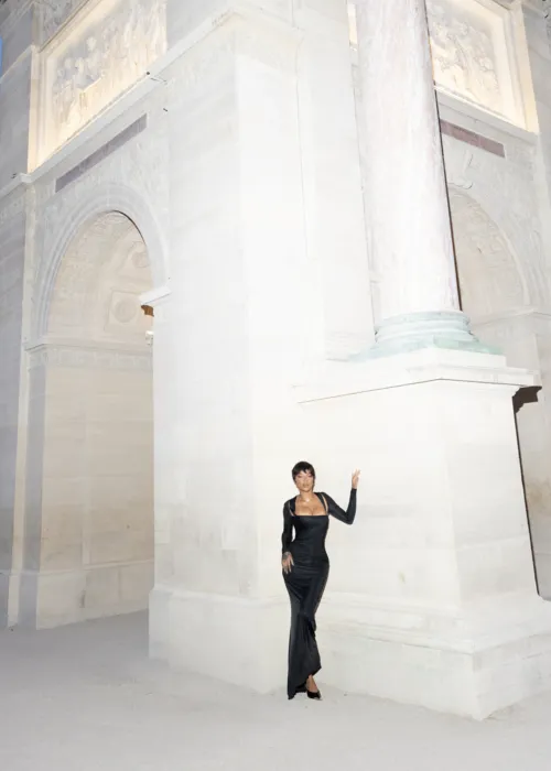 
					Ludmilla faz transformação radical e ostenta vestido de quase R$ 40 mil em baile de gala da moda em Paris
				
				