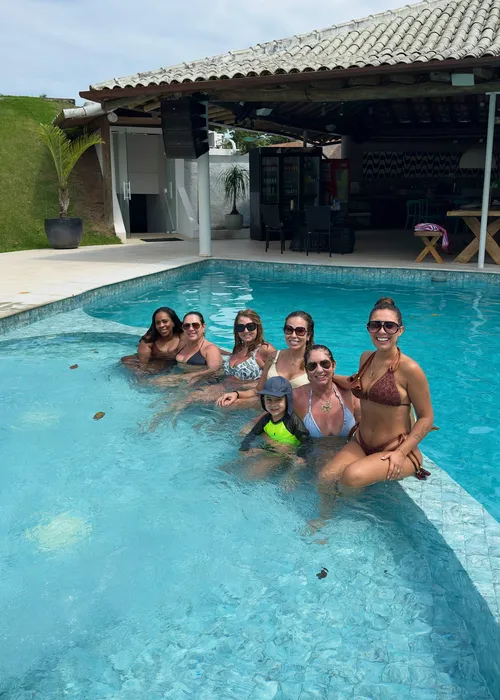
					Mães de Virginia e Vini Jr ignoram rumores de término dos filhos e curtem dia de sol juntas
				
				