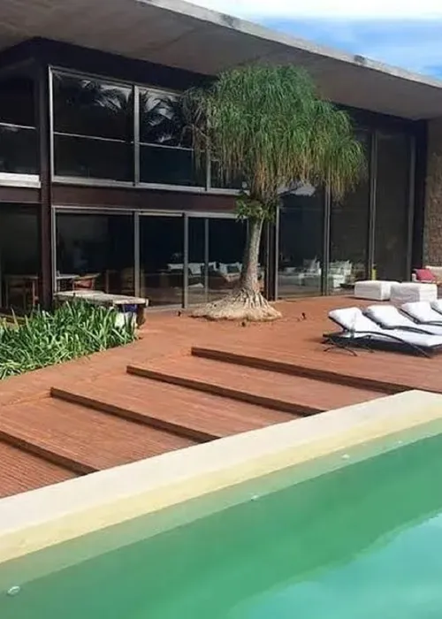 
					Mansão de R$ 250 milhões de Márcio Garcia à venda tem bunker, praia privativa e cinema que vira boate; veja fotos
				
				