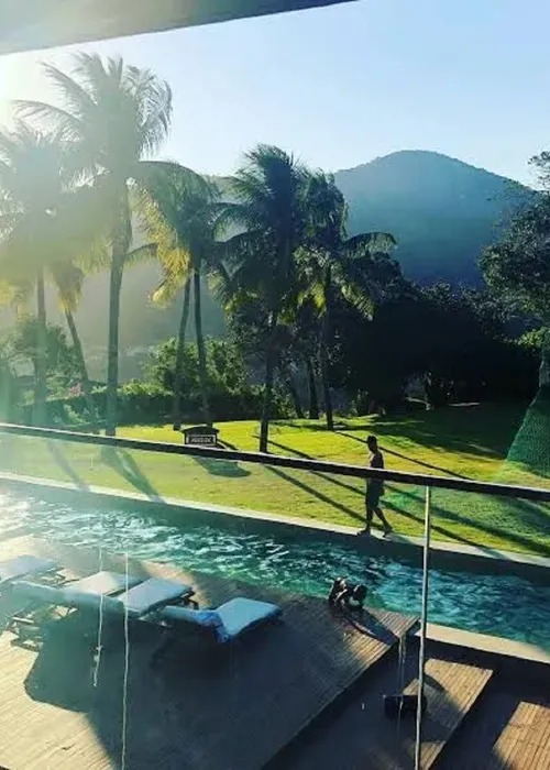 
					Mansão de R$ 250 milhões de Márcio Garcia à venda tem bunker, praia privativa e cinema que vira boate; veja fotos
				
				