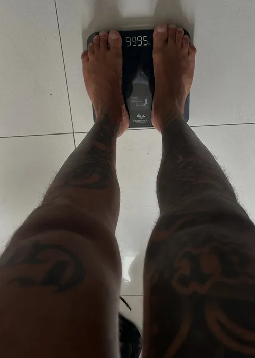 
					MC Binn comemora '2 dígitos' na balança e mostra mudança impressionante para perder 50 kg
				
				