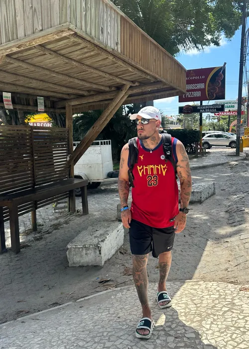 
					MC Binn comemora '2 dígitos' na balança e mostra mudança impressionante para perder 50 kg
				
				