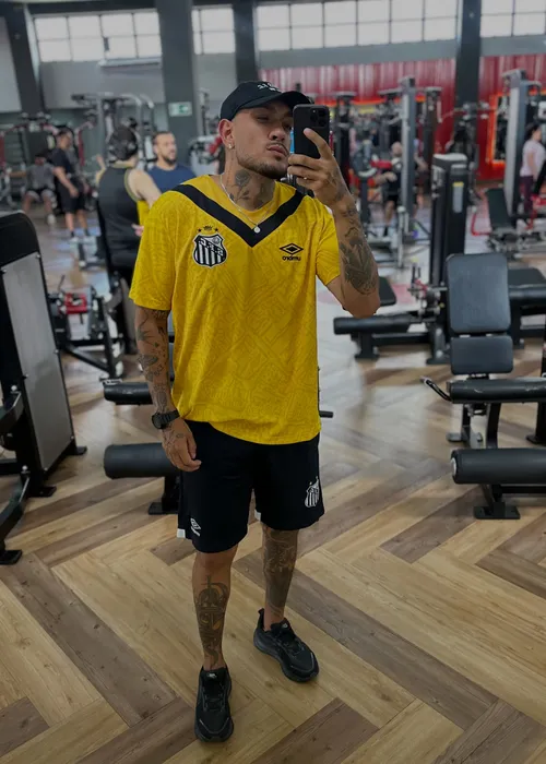 
					MC Binn comemora '2 dígitos' na balança e mostra mudança impressionante para perder 50 kg
				
				
