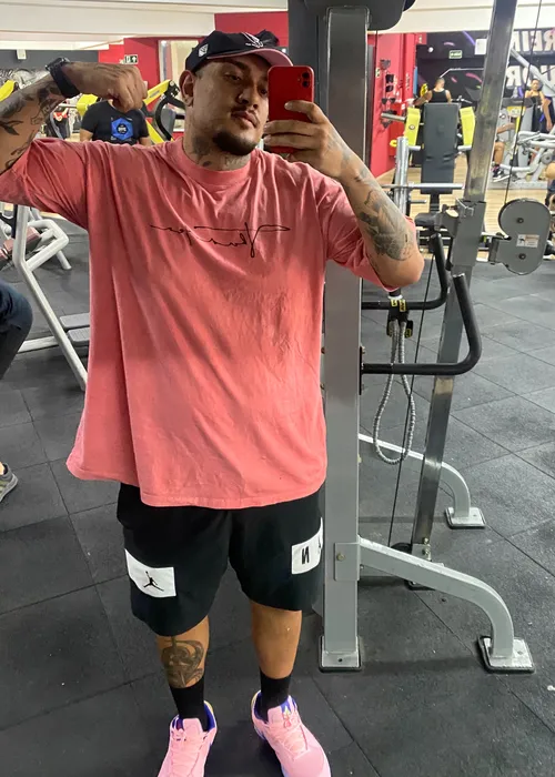 
					MC Binn comemora '2 dígitos' na balança e mostra mudança impressionante para perder 50 kg
				
				