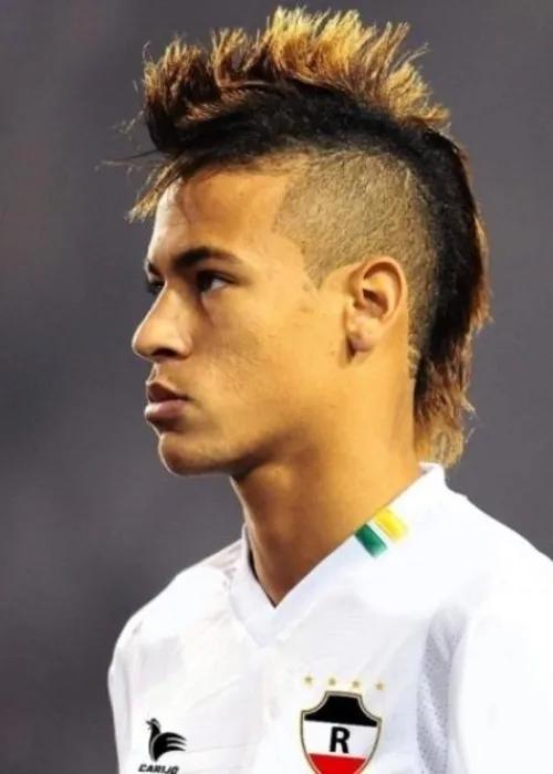
					Neymar exibe 'novo rosto' e surpreende fãs; relembre mudanças de visual do jogador
				
				