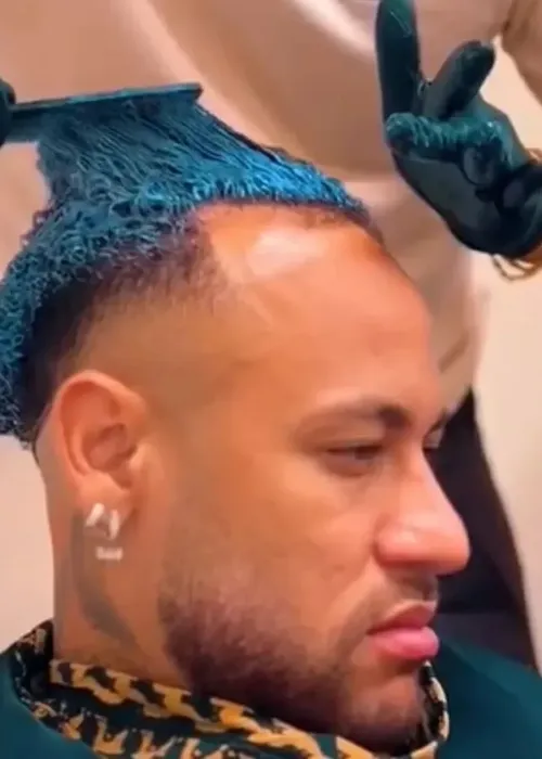 
					Neymar exibe 'novo rosto' e surpreende fãs; relembre mudanças de visual do jogador
				
				