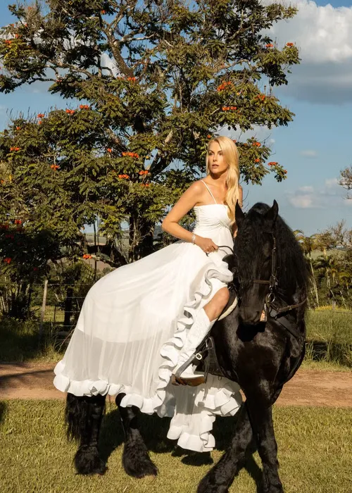 
					Os segredos do casamento milionário de Ana Hickmann e Edu Guedes
				
				