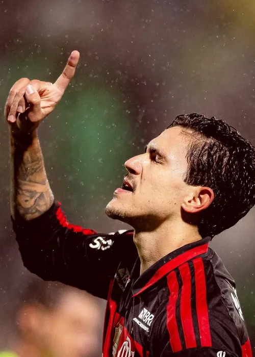 
					Pedro, do Flamengo, vive ameaça de despejo de antigos moradores de imóvel
				
				