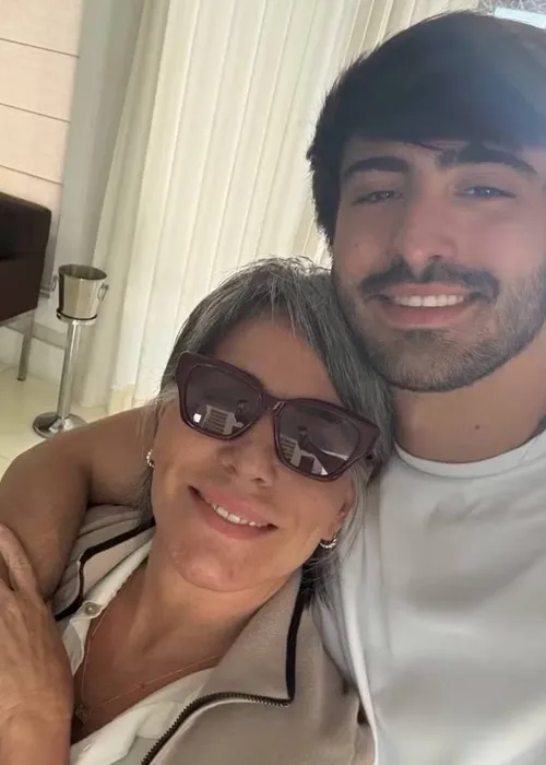 
					Quem é Bento Morais? Caçula gato de Gloria Pires faz 22 anos e surpreende com talento secreto
				
				