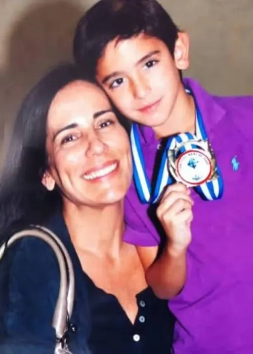 
					Quem é Bento Morais? Caçula gato de Gloria Pires faz 22 anos e surpreende com talento secreto
				
				