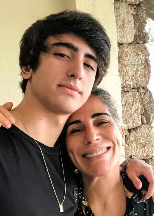 
					Quem é Bento Morais? Caçula gato de Gloria Pires faz 22 anos e surpreende com talento secreto
				
				
