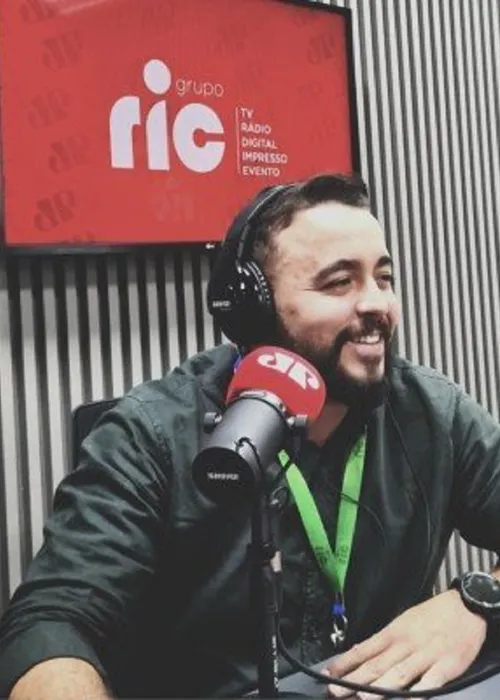 
					Quem é Matheus Naro, namorado discreto de Simony e 'prodígio' das vendas
				
				