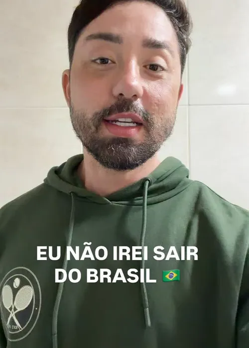 
					Rico Melquiades anuncia permanência no Brasil após ataques de Piovani e explica decisão
				
				