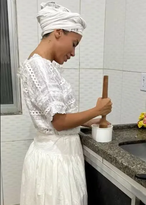 
					Saiba por que Anitta exigiu ser coroada por Eloína dos Leopardos e não por Virginia
				
				