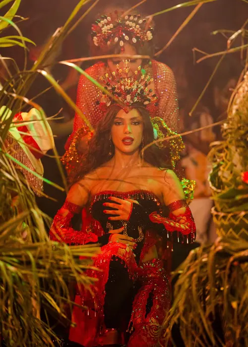 
					Saiba por que Anitta exigiu ser coroada por Eloína dos Leopardos e não por Virginia
				
				