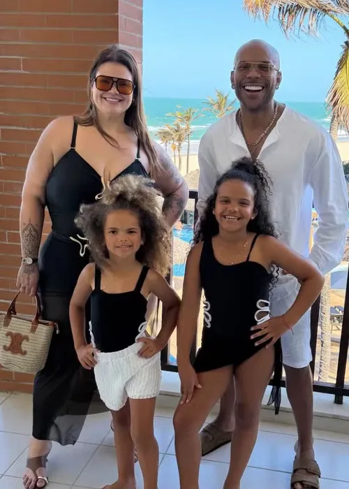 
					Thais Carla descarta apresentar novo namorado às filhas após 'climão' com ex-marido
				
				