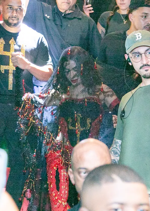 
					Veja a chegada de Anitta para virar rainha da Grande Rio; affair acompanha cantora
				
				