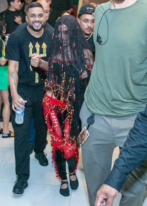 
					Veja a chegada de Anitta para virar rainha da Grande Rio; affair acompanha cantora
				
				