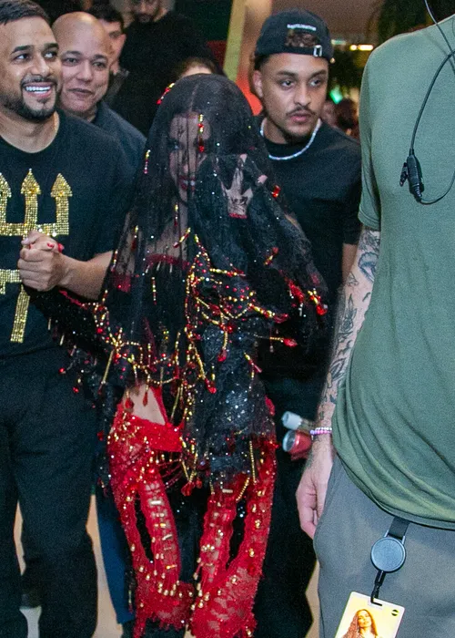 
					Veja a chegada de Anitta para virar rainha da Grande Rio; affair acompanha cantora
				
				