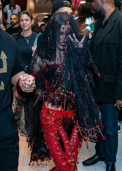 
					Veja a chegada de Anitta para virar rainha da Grande Rio; affair acompanha cantora
				
				