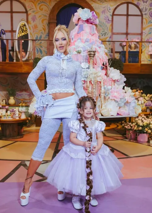 
					Virginia Fonseca tira a roupa e exibe marquinha de biquíni após festão de Maria Flor
				
				