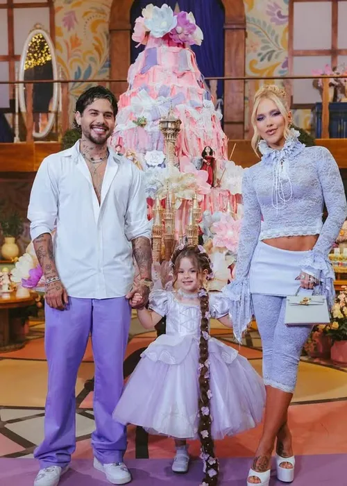 
					Virginia Fonseca tira a roupa e exibe marquinha de biquíni após festão de Maria Flor
				
				