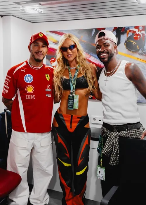 
					Virginia se derrete por Vini Jr ao posar com Lewis Hamilton
				
				