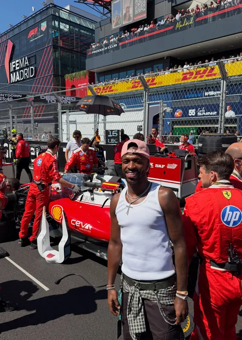 
					Virginia se derrete por Vini Jr ao posar com Lewis Hamilton
				
				