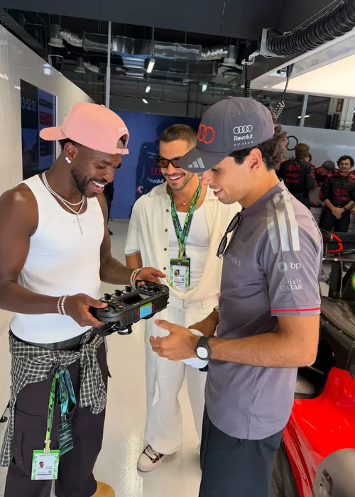 
					Virginia se derrete por Vini Jr ao posar com Lewis Hamilton
				
				