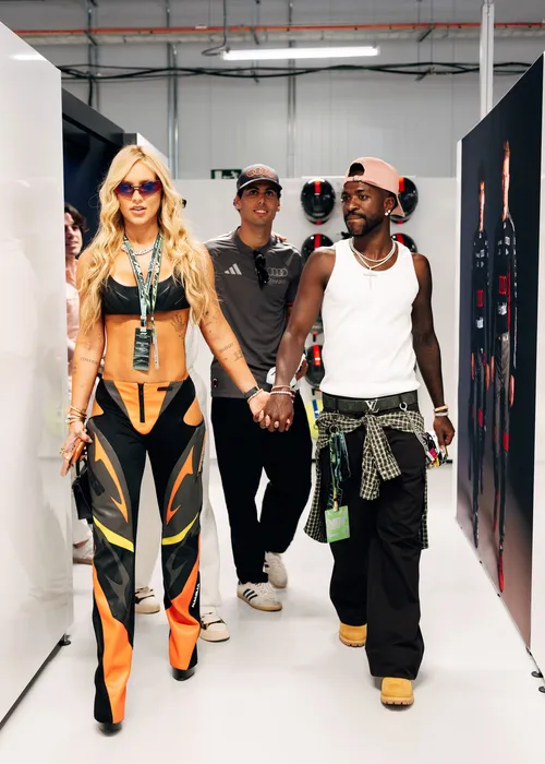 
					Virginia se derrete por Vini Jr ao posar com Lewis Hamilton
				
				