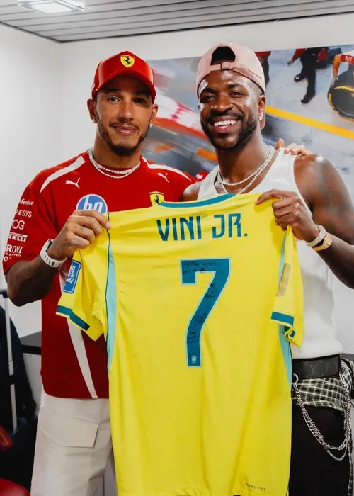
					Virginia se derrete por Vini Jr ao posar com Lewis Hamilton
				
				