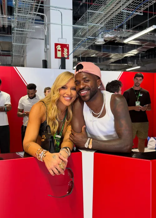 
					Virginia se derrete por Vini Jr ao posar com Lewis Hamilton
				
				