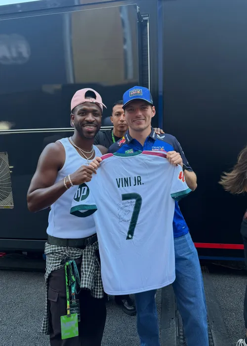 
					Virginia se derrete por Vini Jr ao posar com Lewis Hamilton
				
				