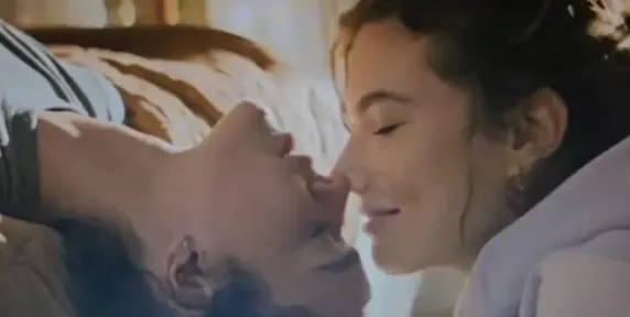 Beijão de Bruna Marquezine e Alanis Guillen viraliza e web fica eufórica